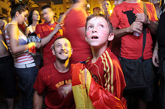 Illustration for article titled A Gallery Of Happy Spaniards Yelling And Burning Stuff (UPDATES)